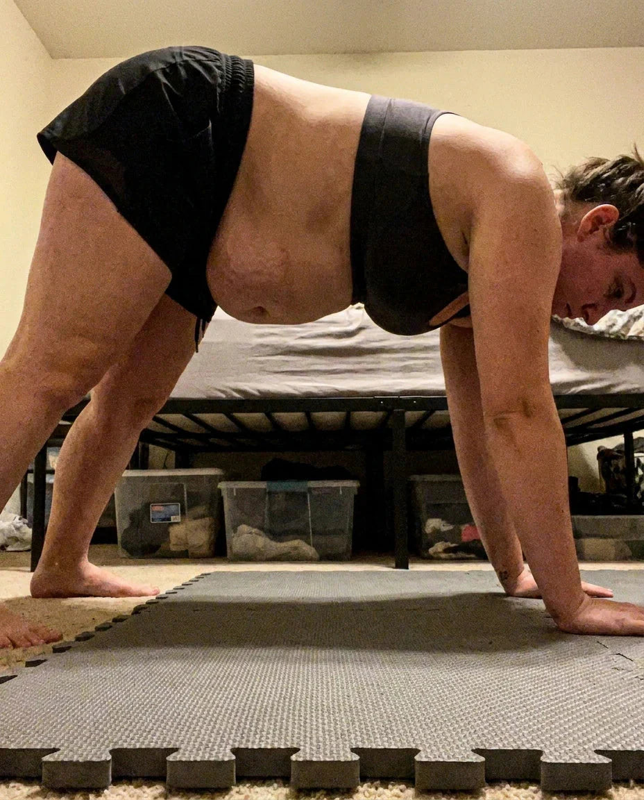 Femme en planche, le ventre formant une pointe