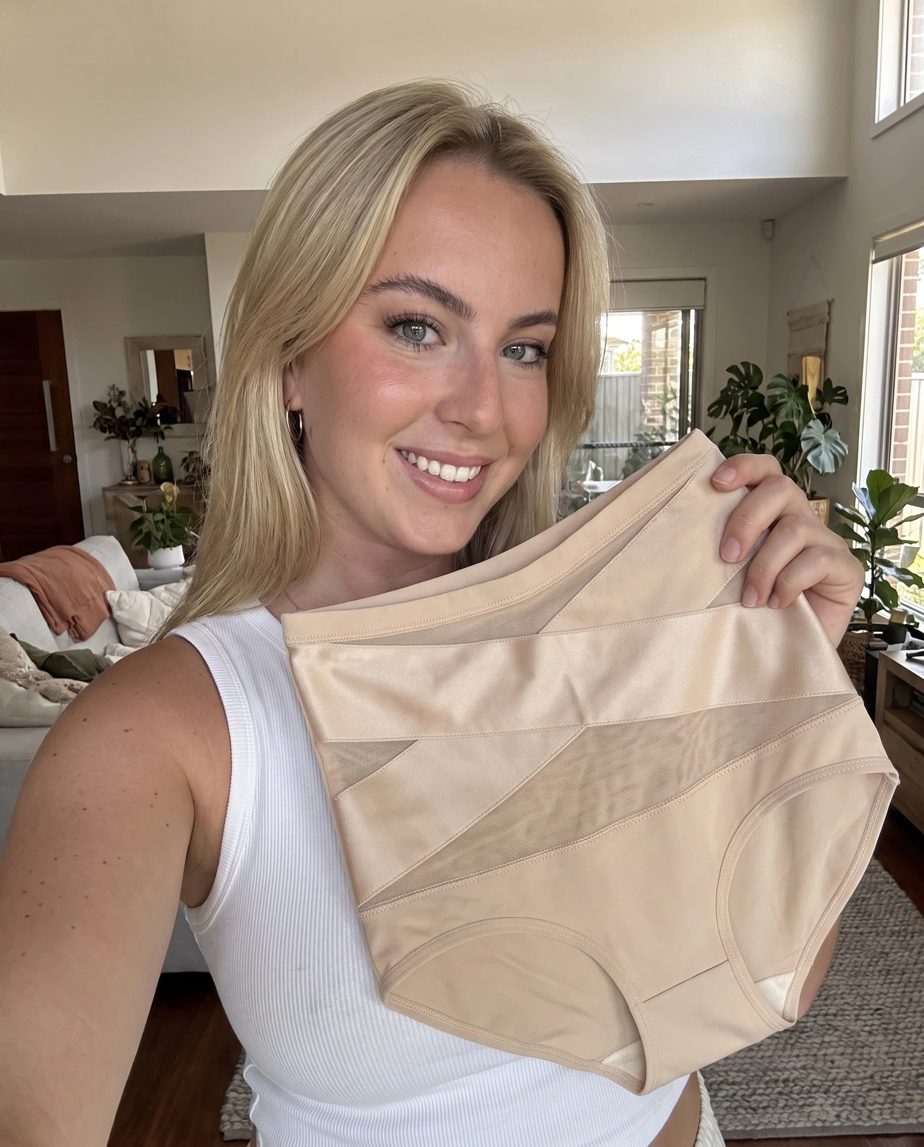 files/avis-02-blonde30-nude-hold-ALT.webp